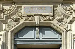 Photographie présentant l'inscription « Prytanée National Militaire » sur le fronton du portail d'honneur.