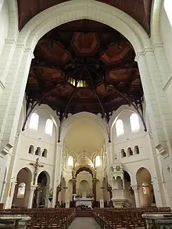 Intérieur avec son plafond en pitchpin.