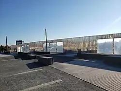 Parvis de la gare sur le pont la surplombant.