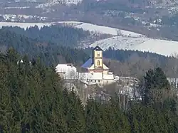L'église Saint-Gondelbert dans le paysage.
