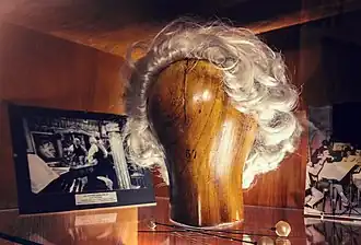 Perruque de chef d'orchestre portée par Louis de Funès dans La Grande Vadrouille.