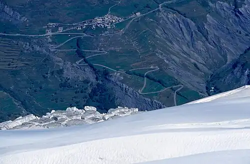Ventelon, l'un des hameaux de La Grave, vu du Pic central de la Meije.