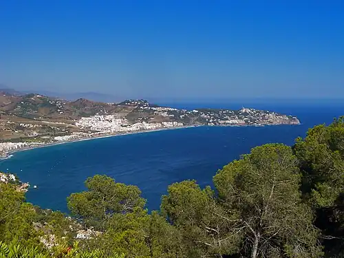 La baie de La Herradura&nbsp;(es) vue du Cerro Gordo.