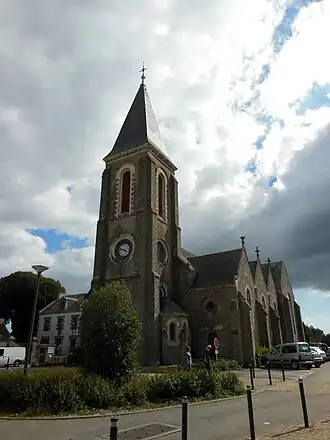 Vue d'une église avec son clocher en premier plan.