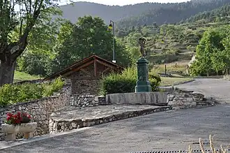 L'une des plus belles fontaines de Prades et le puits médiéval.
