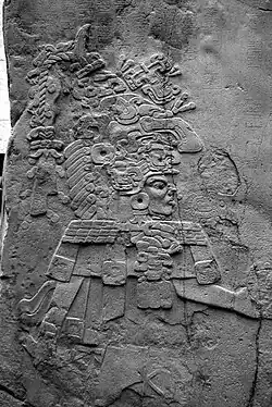 Personnage central en bas-relief.