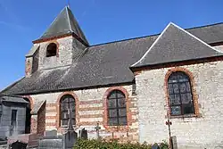 Mur extérieur de la nef en couches alternées de pierre et de brique.