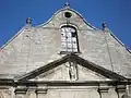 Façade, parties hautes.