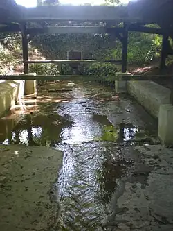 Lavoir, en contrebas de l'étang communal.