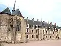 La tour de l'enceinte féodale, le chevet de la chapelle Saint-Léger et la façade Renaissance.