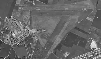 Aéroport de la Rochelle en 1969 avec ses deux pistes en herbe, un piste enrobée 10/28 et le spot hélicoptère