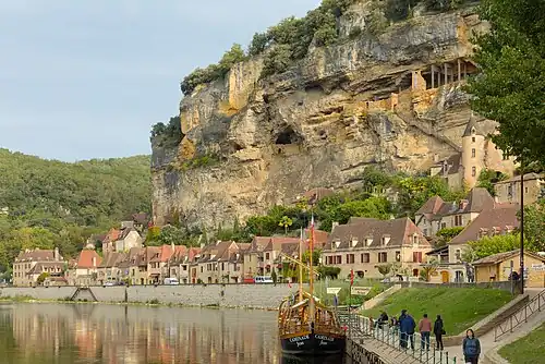 La falaise calcaire au pied de laquelle s'étend le bourg.