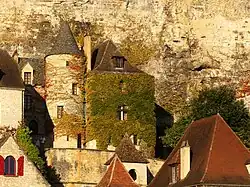 Bâtiment situé à environ 150 mètres à l'ouest-nord-ouest du manoir de Tarde, route du Chanoine Tarde.