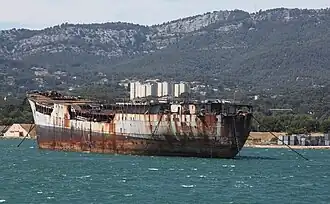 Cliché noir et blanc. Navire de babord avec trois portique et une cheminée à l'arrière. Indicatif visuel A 628 sur la coque.