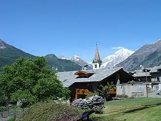 Vue du chef-lieu de La Salle. En arrière plan, le mont Blanc.