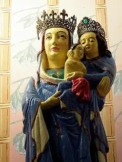 Statue de Sainte-Anne, en bois polychrome, date du XVIe&nbsp;siècle et provient de l'ancienne chapelle du Poncel.