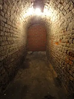 Le petit couloir muré qui emmenait au puits de descente.