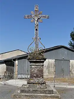 Crucifix dans le village d'Anglas.