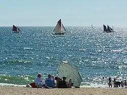 Vieux gréements au large de la plage des Bretons.