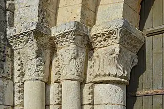 Chapiteaux du portail, à gauche.
