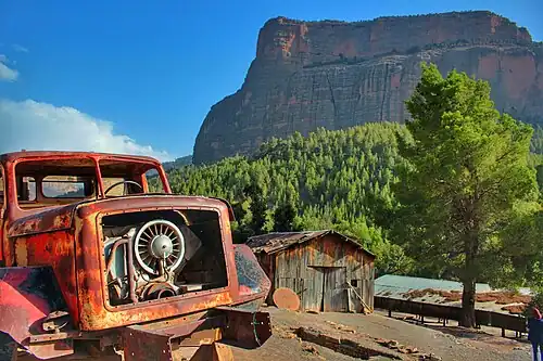 Grande paroi rocheuse dite «La Cathédrale Imsfrane » près du village de Tilouguite, province d'Azilal. Septembre 2017.