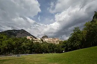 L'enceinte de la cité Vauban depuis le parc de la Schappe