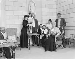 La famille Goüin sur le perron du palais abbatial.