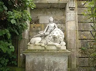 La Force asservie par l'Amour (1824), marbre, parc du château de Compiègne.