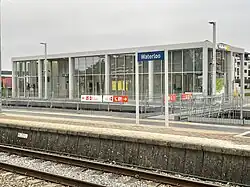 Bâtiment vu des quais, en 2022.