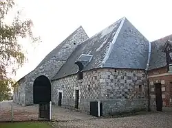 La grange dîmière et la cave.