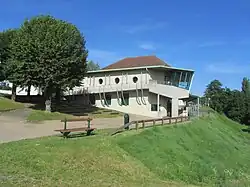 La maison du canal à Digoin en forme de bateau