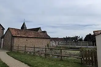 La mare et le clocher de l'église.