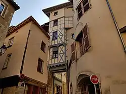 La pedde du Coin des Hasards, ancienne porte Charnier de la seconde enceinte située à proximité de l'édifice.