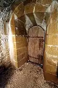 La porte d'entrée vue de l'intérieur du coffre d'escarpe.