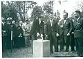 La première pierre posée par James M. Gavin le 6 juin 1963 avec le maire de Sainte-Mère-Église, Jean Masselin (à l'extrême droite de la photo).