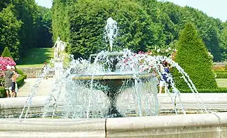Fontaine à la roseraie du château.