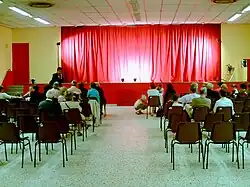Salle de spectacle avec estrade.