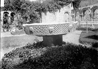 La vasque de l'abbaye de Daoulas au début du XXe&nbsp;siècle (photo de Camille Enlart).