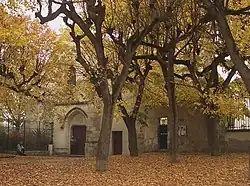 La vieille église à côté du château.