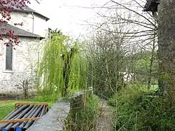 Le ruisseau derrière l'église.