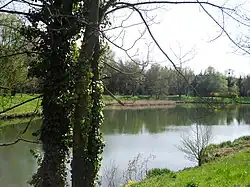Le lac sur la Bièvre dans le parc.