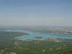 Le lac de Sainte-Croix entre le Var et les Alpes-de-Haute-Provence.