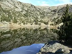 La Croix de Chamrousse (au fond du vallon) dominant le lac Achard situé au sud.