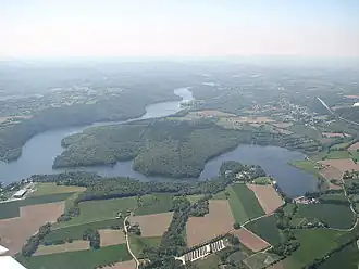 Vue aérienne du lac de Guerlédan.