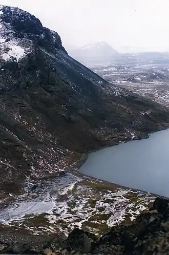 À l'arrière-plan, dans la brume, la silhouette du puy Saint-Théodule vue depuis le volcan du Diable.