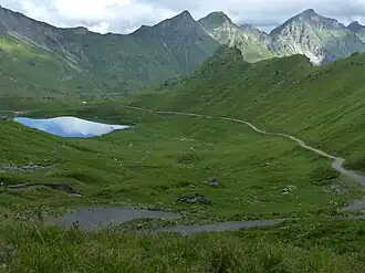 Vue depuis les Portes de l'Hiver du lac Vert, de Cornebois (au centre), de la pointe de Boccor et de la tête du Géant (de gauche à droite).