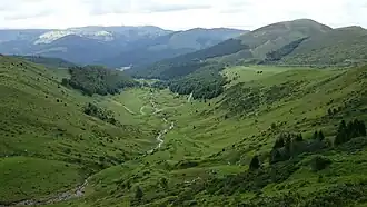 Vue aérienne de la route qui recommence à grimper après une descente jusqu’aux sources de l’Artigou.