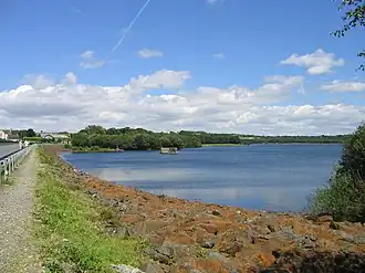 Le lac vu du barrage-digue.