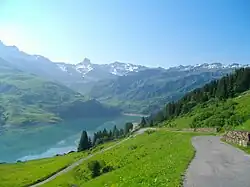 Le lac et la Pierra Menta depuis la route du col du Pré.