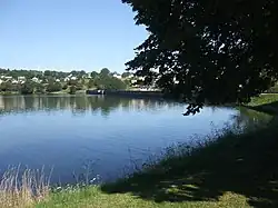 Le lac au niveau du barrage.